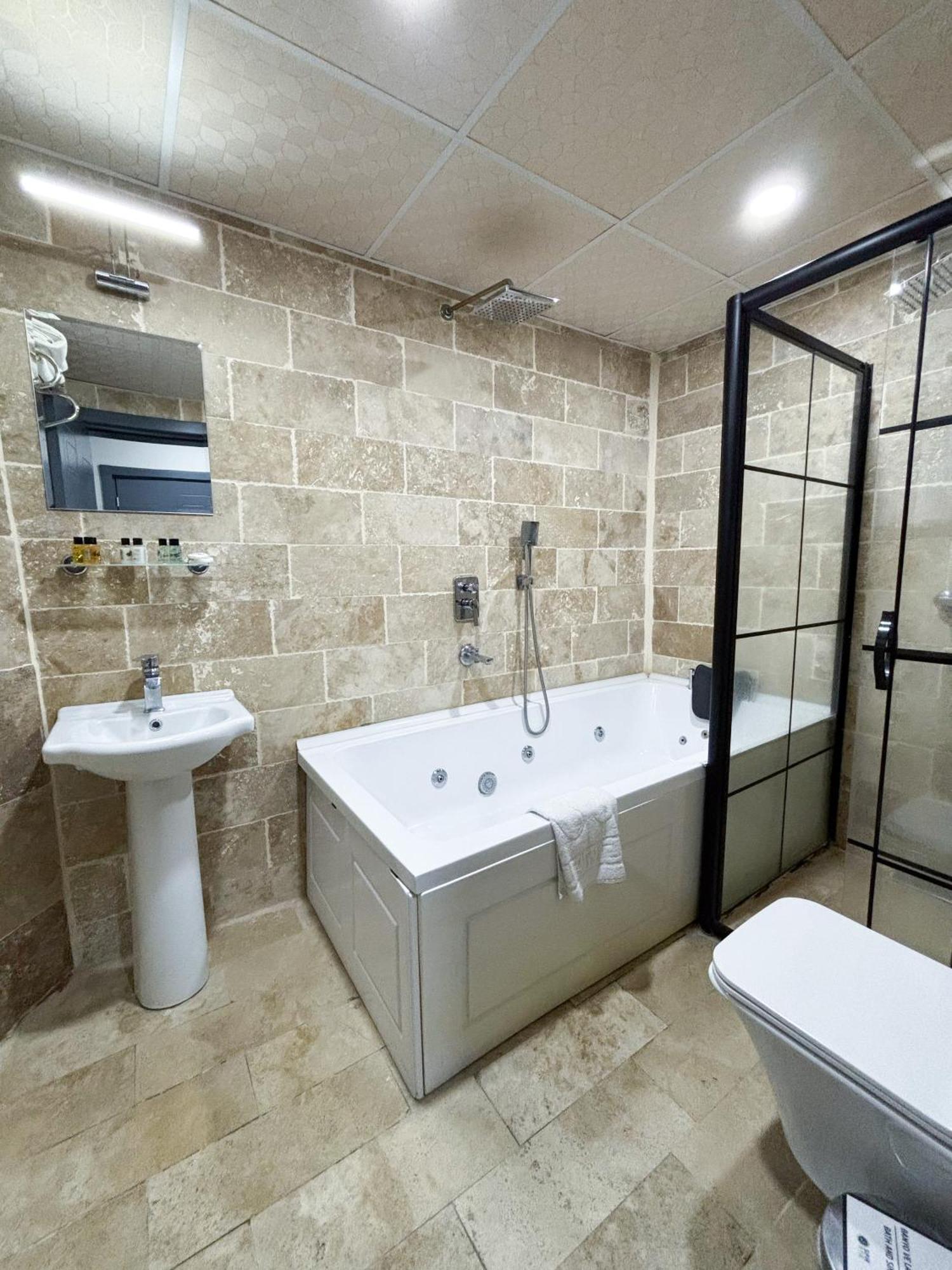 נבשהיר Whitestone Hotel מראה חיצוני תמונה