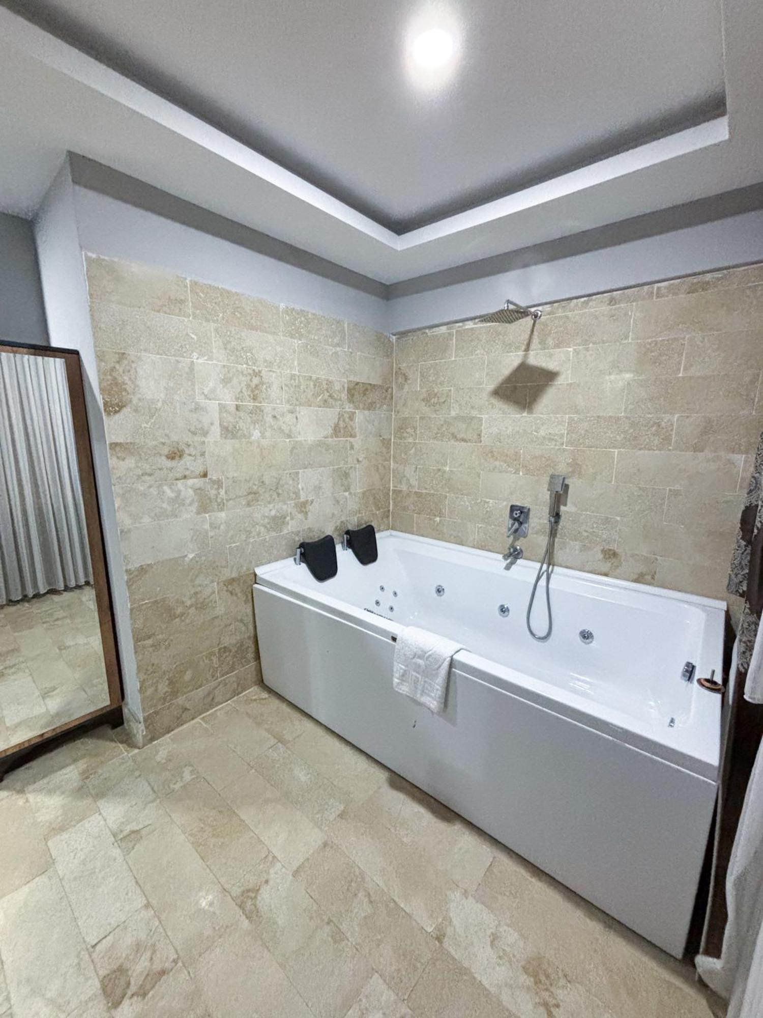 נבשהיר Whitestone Hotel מראה חיצוני תמונה